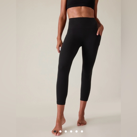🖤 EUC Athleta Salutation Stash Capri Leggings 26" Size XXS w/ Pockets in Black - Picture 4 of 9